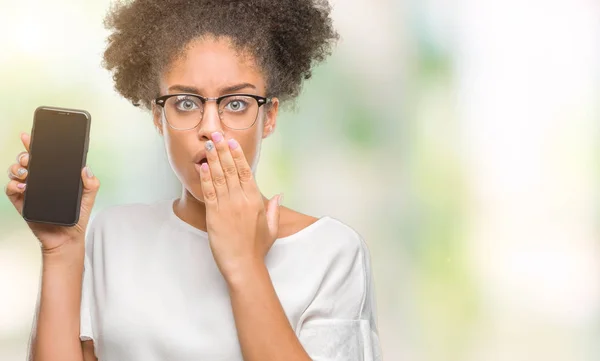 Joven Hermosa Afroamericana Mostrando Pantalla Del Teléfono Inteligente Sobre Boca —  Fotos de Stock