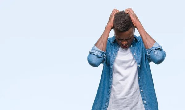 年轻的非洲裔美国人在孤立的背景下患有头痛绝望和压力 因为疼痛和偏头痛 手在头上 — 图库照片