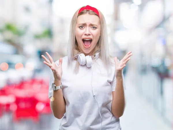 Junge Blonde Frau Mit Sonnenbrille Vor Verschwommenem Hintergrund — Stockfoto