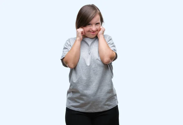 年轻成年妇女以下来综合症状在被隔绝的背景覆盖耳朵用手指以恼怒的表示为大声的音乐噪声 聋的概念 — 图库照片