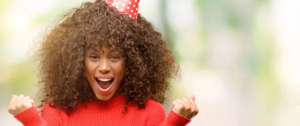 Mulher Afro Americana Celebra Aniversário Gritando Orgulhoso Celebrando Vitória Sucesso — Fotografia de Stock