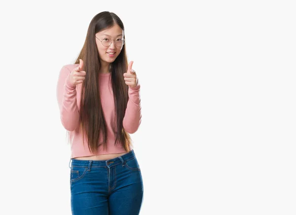 Jeune Femme Chinoise Sur Fond Isolé Portant Des Lunettes Pointant — Photo