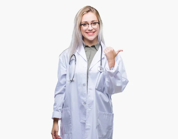 Młoda Blondynka Lekarz Kobieta Białym Tle Uśmiechnięty Szczęśliwy Twarz Patrząc — Zdjęcie stockowe