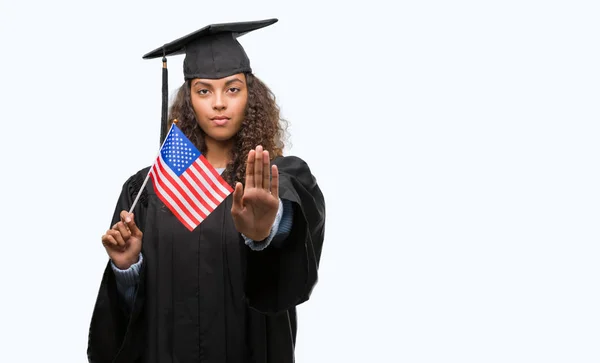 Mujer Hispana Joven Vistiendo Uniforme Graduación Sosteniendo Bandera Estados Unidos —  Fotos de Stock