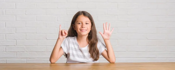 Jonge Latino Jongen Zittend Tafel Thuis Tonen Wijzen Omhoog Met — Stockfoto