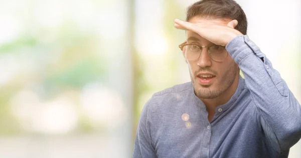 Eleganta Ungersven Glasögon Mycket Glad Och Leende Tittar Långt Bort — Stockfoto