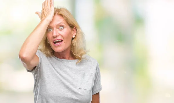 Middle Age Blonde Woman Isolated Background Surprised Hand Head Mistake — Stock Photo, Image