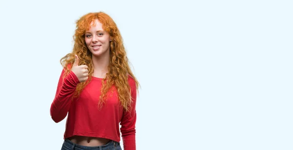 若い赤毛の女性の サイン 優秀な兆候を親指をやって大きな笑顔と幸せ — ストック写真