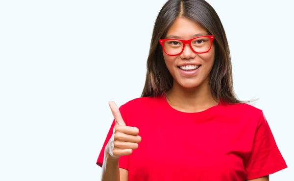 若いアジアの女性は 幸せな親指の手でジェスチャーを行う分離の背景にメガネを着用します 成功を示すと カメラを見て式を承認します — ストック写真
