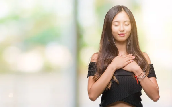 Mujer Asiática Joven Sobre Fondo Aislado Sonriendo Con Las Manos — Foto de Stock