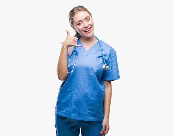 Jovem Cirurgião Loira Médica Vestindo Uniforme Médico Sobre Fundo Branco — Fotografia de Stock