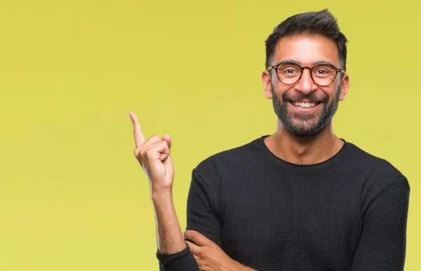 Hispánský Muže Nosit Brýle Izolované Pozadí Velkým Úsměvem Tváři Ukázal — Stock fotografie