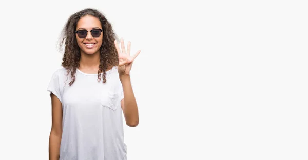 Junge Hispanische Frau Mit Sonnenbrille Zeigt Mit Finger Nummer Vier — Stockfoto