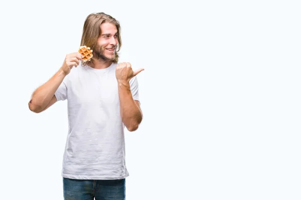 Young Handsome Man Long Hair Isolated Background Eating Waffle Pointing — Stock Photo, Image