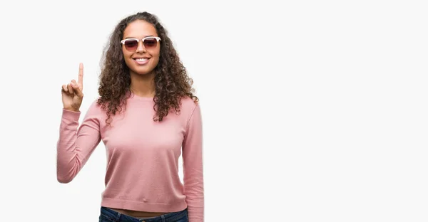 Mulher Hispânica Jovem Bonita Usando Óculos Sol Mostrando Apontando Para — Fotografia de Stock
