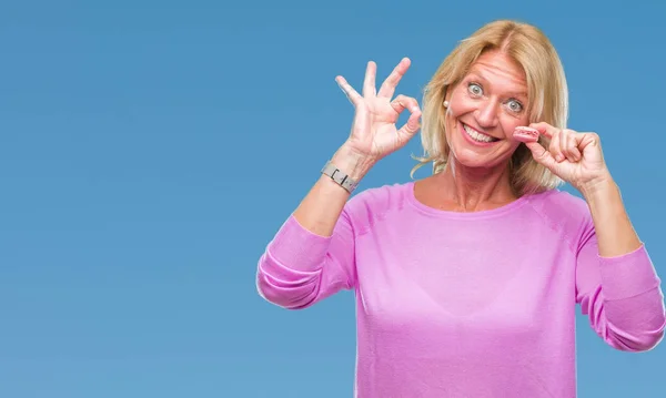 Mujer Rubia Mediana Edad Comer Galleta Macaron Rosa Sobre Fondo — Foto de Stock