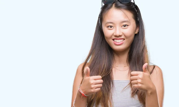 Jonge Aziatische Vrouw Zonnebril Dragen Geïsoleerde Achtergrond Succes Teken Doen — Stockfoto