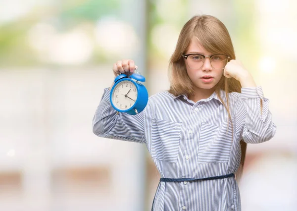 Jeune Enfant Blonde Tenant Réveil Ennuyé Frustré Criant Colère Fou — Photo