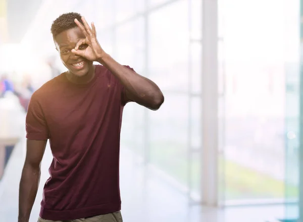 Unga Afroamerikanska Man Med Glada Ansikte Leende Gör Tecken Med — Stockfoto