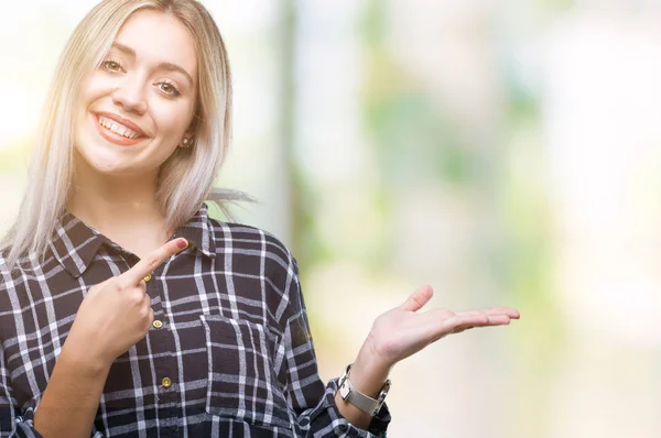 Mladá Blond Žena Izolované Pozadí Ohromil Usmívá Kameru Při Prezentaci — Stock fotografie