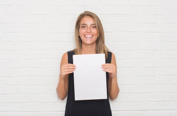 Mulher Bonita Sobre Parede Tijolo Branco Segurando Folha Papel Branco — Fotografia de Stock