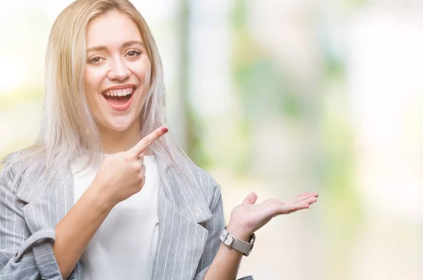 Młoda Blondynka Biznes Kobieta Białym Tle Zdziwiony Uśmiecha Się Kamery — Zdjęcie stockowe