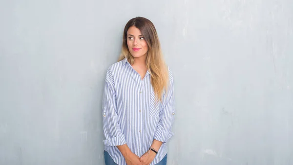 Junge Erwachsene Frau Über Grauer Grunge Wand Modischem Business Outfit — Stockfoto