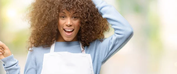 African American Shop Eigenaar Vrouw Het Dragen Van Een Schort — Stockfoto