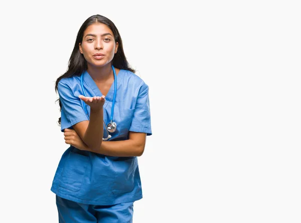 Jonge Arabische Dokter Chirurg Vrouw Geïsoleerde Achtergrond Kijken Naar Camera — Stockfoto