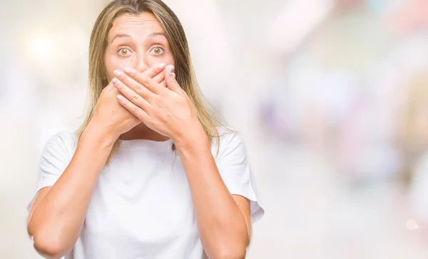 Ung Vacker Kvinna Över Isolerade Bakgrund Chockad Som Täcker Munnen — Stockfoto