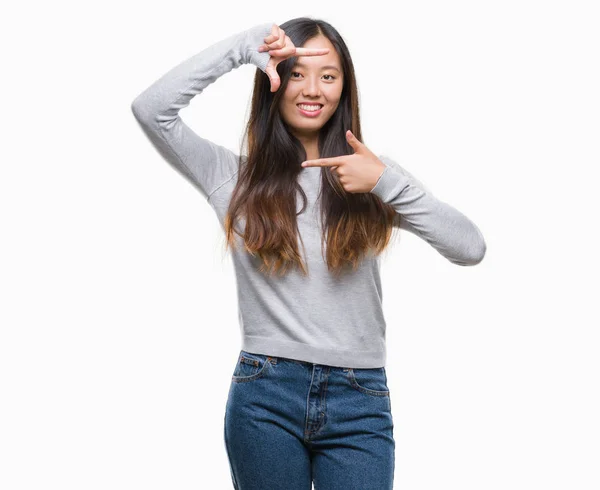Mladá Asijská Žena Izolované Pozadí Provedení Rámu Rukama Prsty Šťastné — Stock fotografie