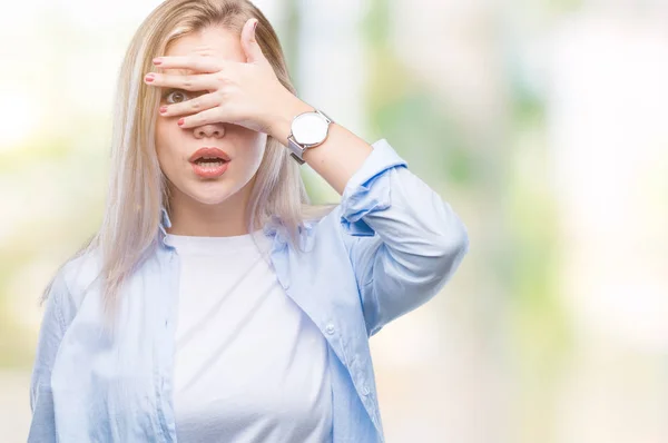 Junge Blonde Frau Über Isoliertem Hintergrund Die Schockiert Gesicht Und — Stockfoto