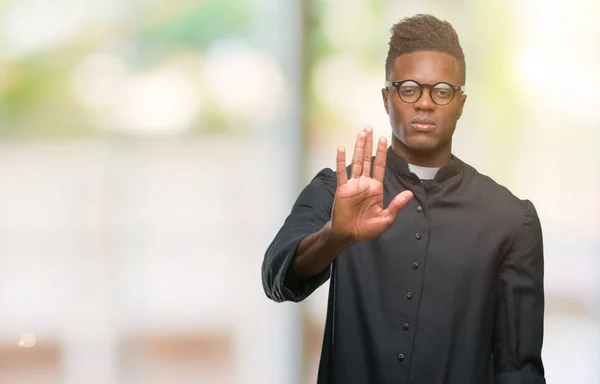 Junger Afrikanisch Amerikanischer Priester Mit Isoliertem Hintergrund Der Mit Der — Stockfoto