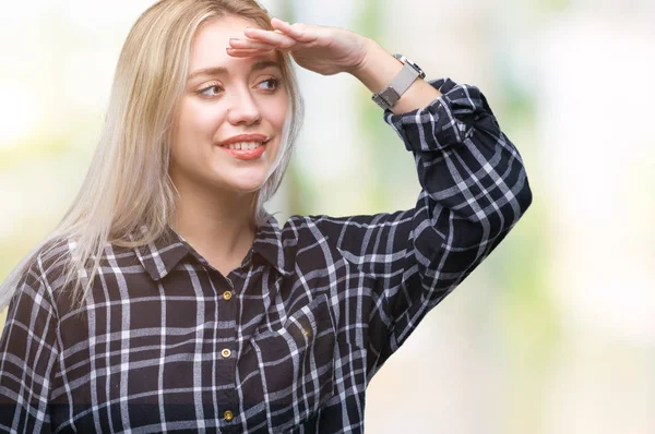 Jonge Blonde Vrouw Geïsoleerde Achtergrond Zoek Ver Weg Met Hand — Stockfoto