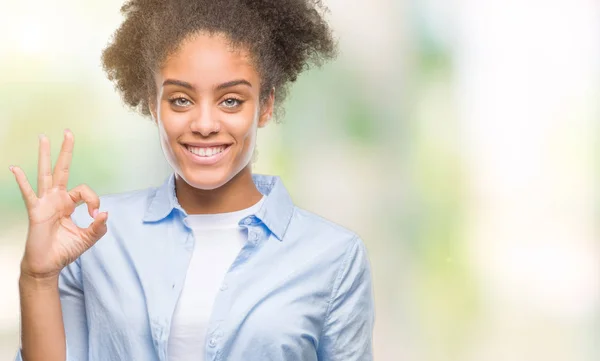 Junge Afroamerikanerin Mit Isoliertem Hintergrund Die Positiv Lächelt Und Zeichen — Stockfoto