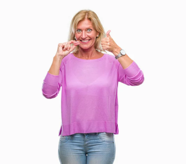 Mujer Rubia Mediana Edad Comer Galleta Macaron Rosa Sobre Fondo — Foto de Stock