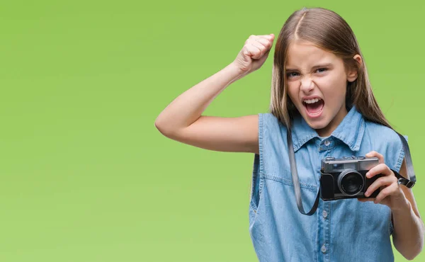年轻美丽的女孩拍照使用老式相机在孤立的背景恼怒和沮丧的呼喊与愤怒 疯狂和叫喊与举手 愤怒的概念 — 图库照片