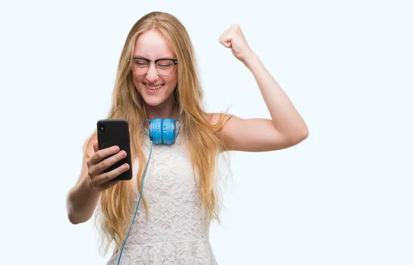 Mulher Adolescente Loira Segurando Smartphone Usando Fones Ouvido Irritado Frustrado — Fotografia de Stock