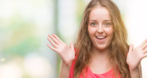 Jovem Loira Vestindo Vestido Rosa Muito Feliz Animado Expressão Vencedora — Fotografia de Stock