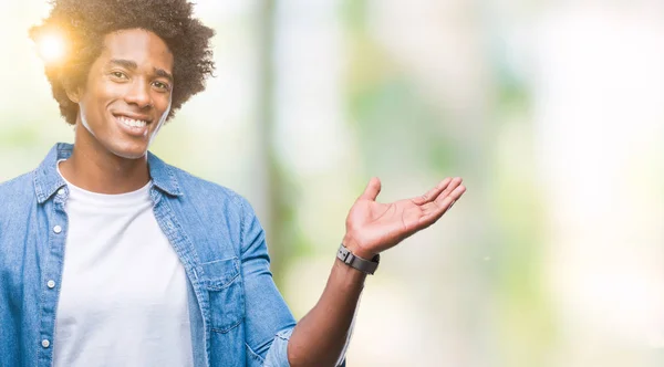 Afro Amerikansk Man Över Isolerade Bakgrund Leende Glada Presentera Och — Stockfoto