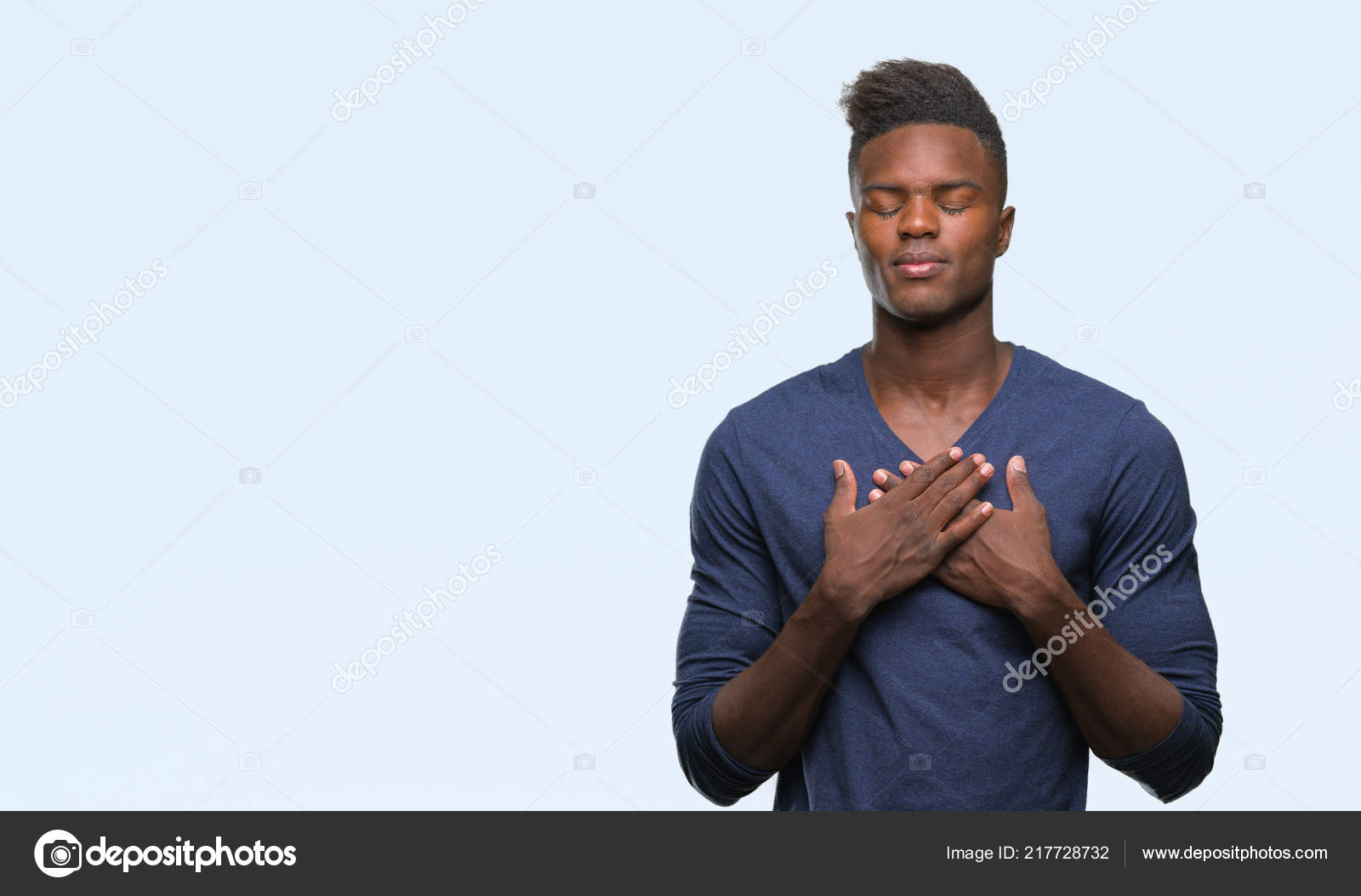 Молодой Африканский Американец Изолированном Фоне Улыбается Руками Груди  Закрытыми Глазами стоковое фото ©Krakenimages.com 217728732