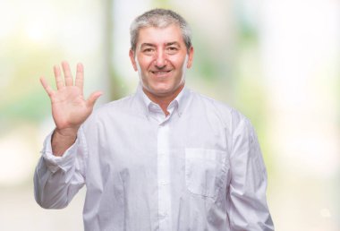 Üst düzey yakışıklı gösteren ve parmakları ile işaret izole arka plan üzerinde beş kendinden emin ve mutlu gülümseyerek iken numara.