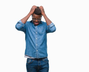 Genç Afro-Amerikan adam çünkü umutsuz ve stresli baş ağrısı acı izole arka plan üzerinde ağrı ve migren. Ellerini kafasına.