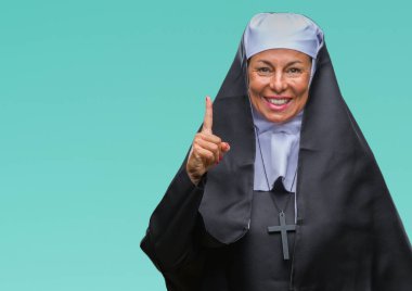 Orta yaş üst düzey Hıristiyan Katolik Rahibe kadın ve parmak gülümseyen süre bir numara ile kendinden emin ve mutlu yukarıyı gösteren izole arka plan.