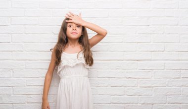 Beyaz tuğla duvar başında hata için el ile sürpriz genç İspanyol çocuk hata hatırlıyorum. Unuttum, kötü bellek kavramı.