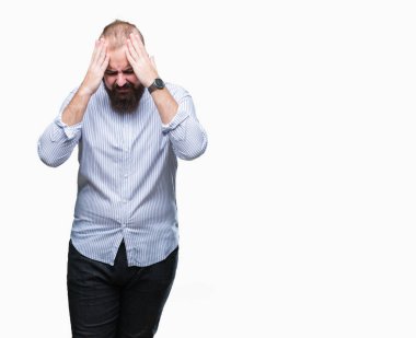 Genç beyaz hipster adam çünkü umutsuz ve stresli baş ağrısı acı izole arka plan üzerinde ağrı ve migren. Ellerini kafasına.