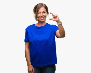 Orta yaş İspanyol kadın kıdemli izole arka plan gülümseyen ve süre seyir ve kamera boyutu işaret parmaklarıyla yapıyor el ile kendinden emin eller üzerinde. Ölçü kavramı.