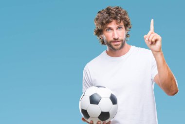 Futbol futbol topu izole arka plan üzerinde bir fikir ya da soru işaret parmağı gülen yüz, bir numara ile sürpriz tutan Latin asıllı yakışıklı modeli