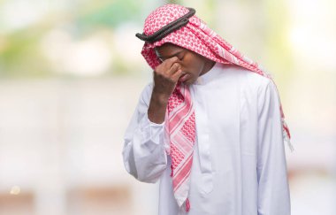 Geleneksel keffiyeh izole arka plan yorgun sürtünme burun ve göz yorgunluğu ve baş ağrısı duygu üzerinde giyen genç Arapça Afrika adam. Stres ve hayal kırıklığı kavramı.