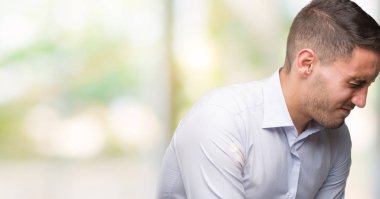 Mide bulantısı, acı verici hastalıklar yüzünden eli karnında olan yakışıklı genç bir iş adamı. Ache kavramı.